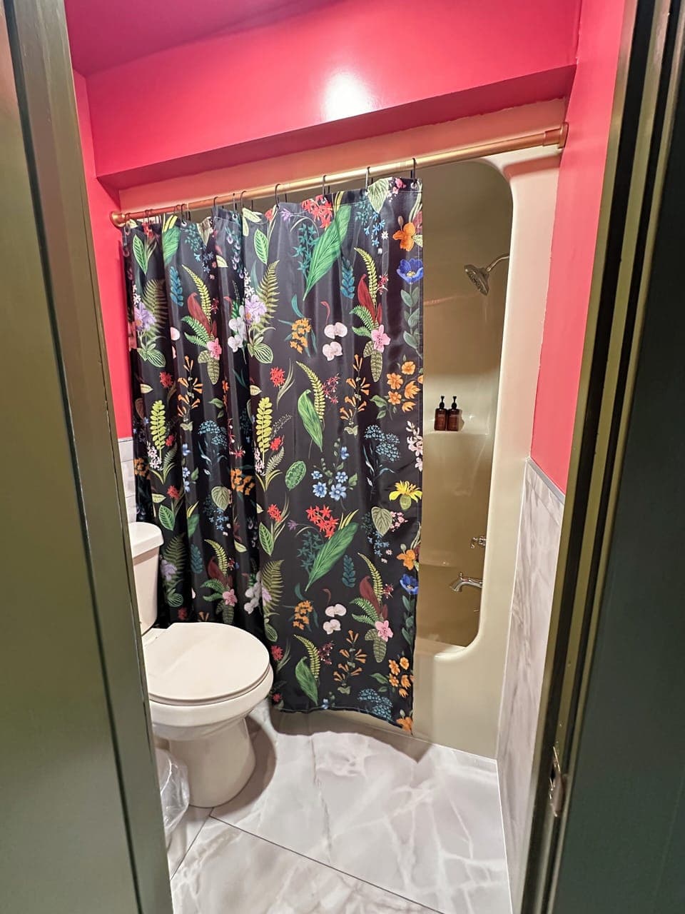 Bathroom - toilet, bathtub/shower, shampoo, conditioner, bodywash