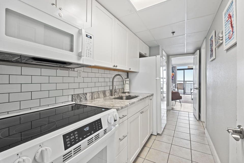 Beautiful Modern Kitchen with granite countertops and subway tile backsplash