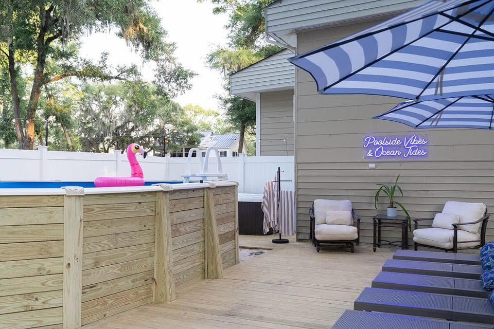 pool, hot tub and 8 lounge chairs with 2 sun umbrellas