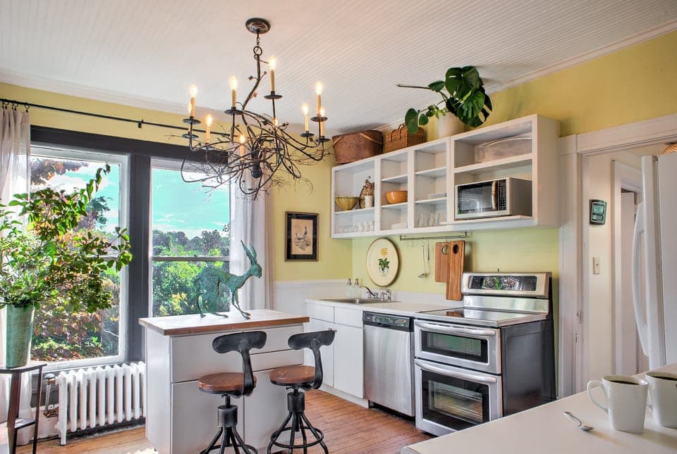 2nd floor kitcen with full sized appliances