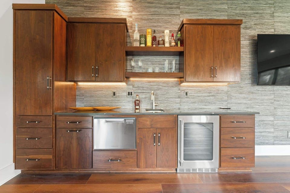 Living area with wet bar