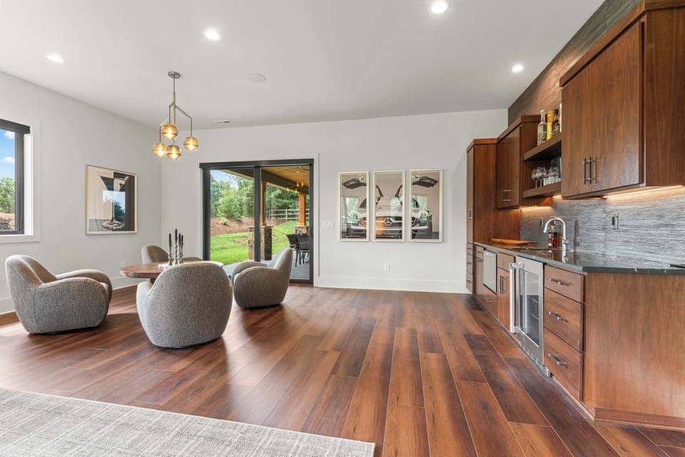 Living area with wet bar