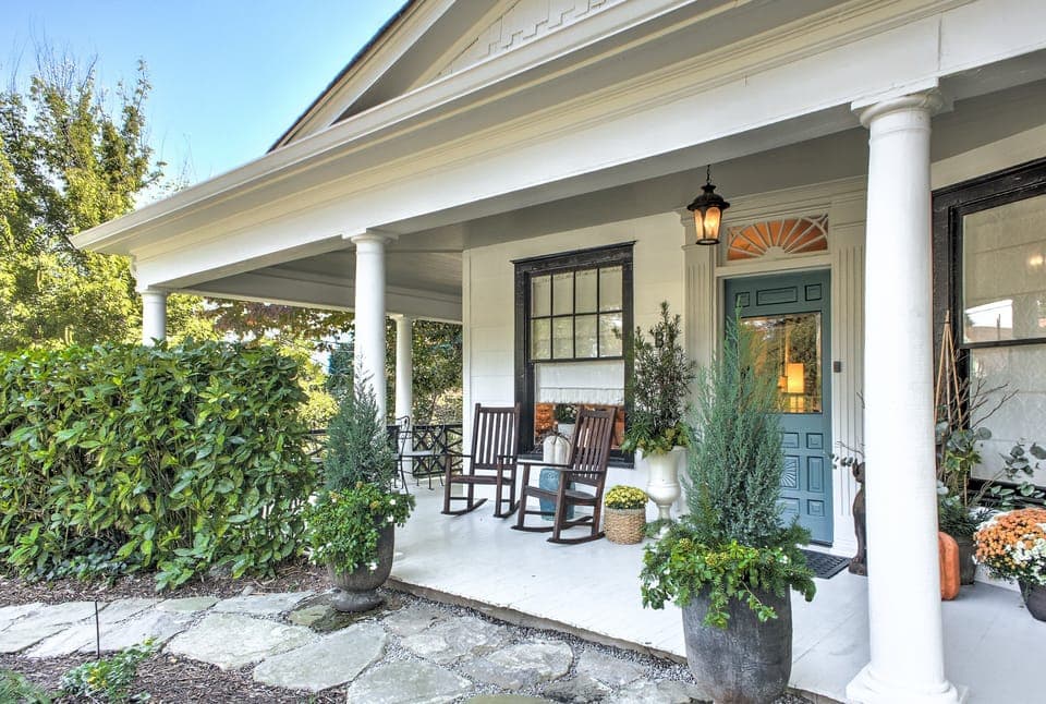 A Studio Apartment inside the Historic Melrose House!