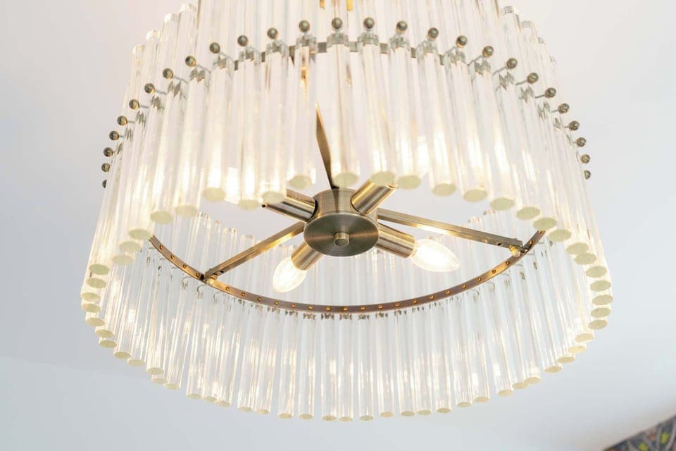 Elevate your Nashville getaway with stunning decor like this chic chandelier! It’s all about luxury and style when you stay at Misfit Homes. Immerse yourself in Nashville's charm—Book now for an unforgettable experience!