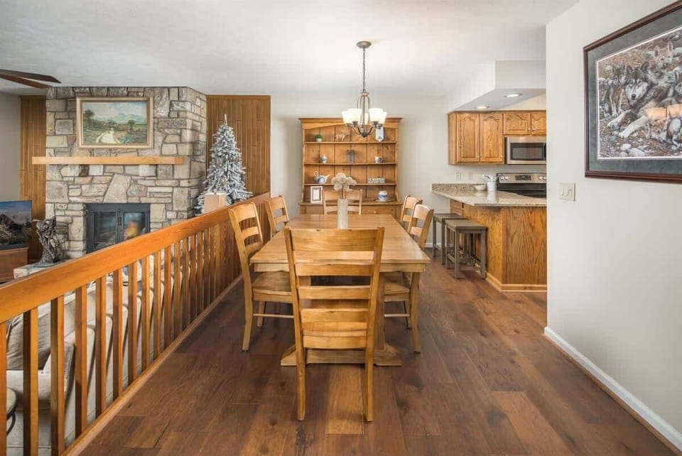 dining area sleeps 6