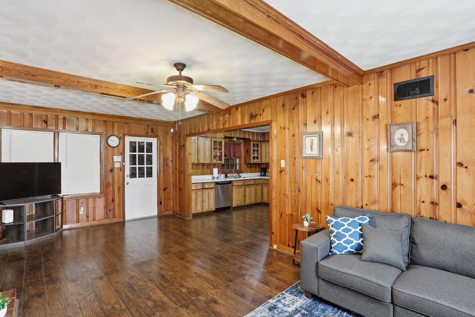 Indoors, Hardwood, Screen, Furniture, Living Room