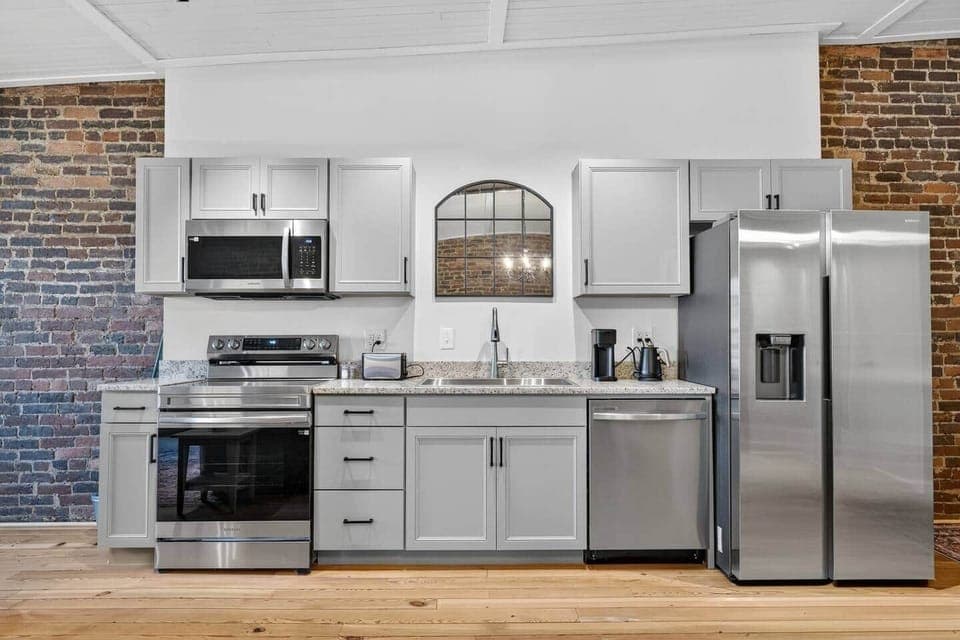 Enjoy cooking in this fully stocked kitchen.  Brand new deluxe appliances with all the "bells and whistles".  A 4' stainless steel food prep cart is available upon request.