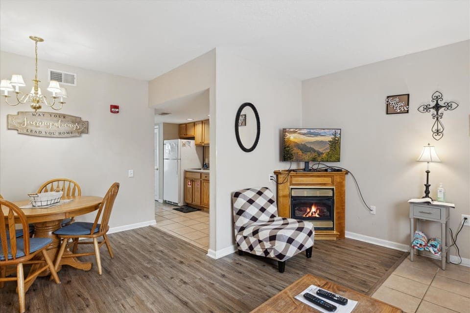 Gas fireplace (seasonal from October - April) 