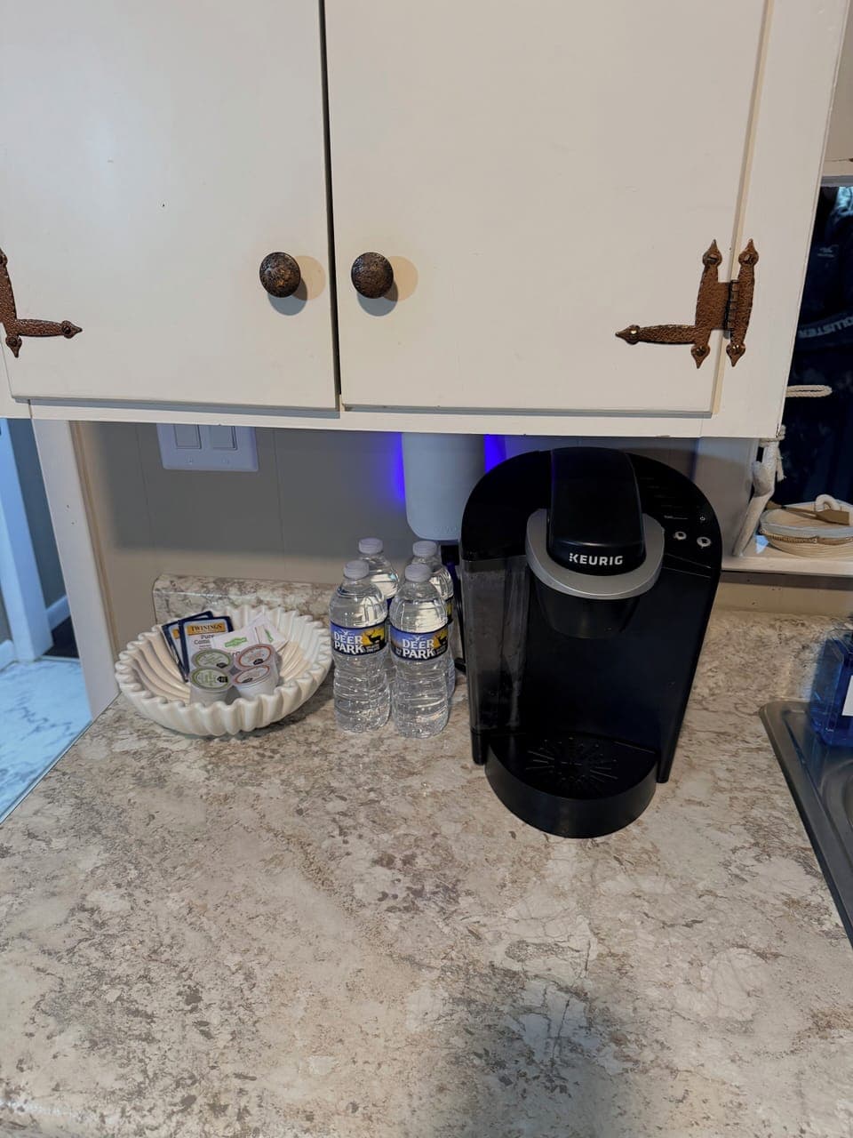Coffee maker equipped with coffee, decaf, and tea