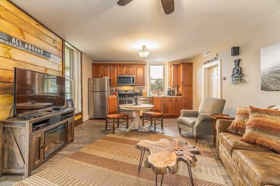 Fully Equipped Kitchen. Walk anywhere. Downtown Loft. Free Wi-Fi. Sleeps 4. Chic