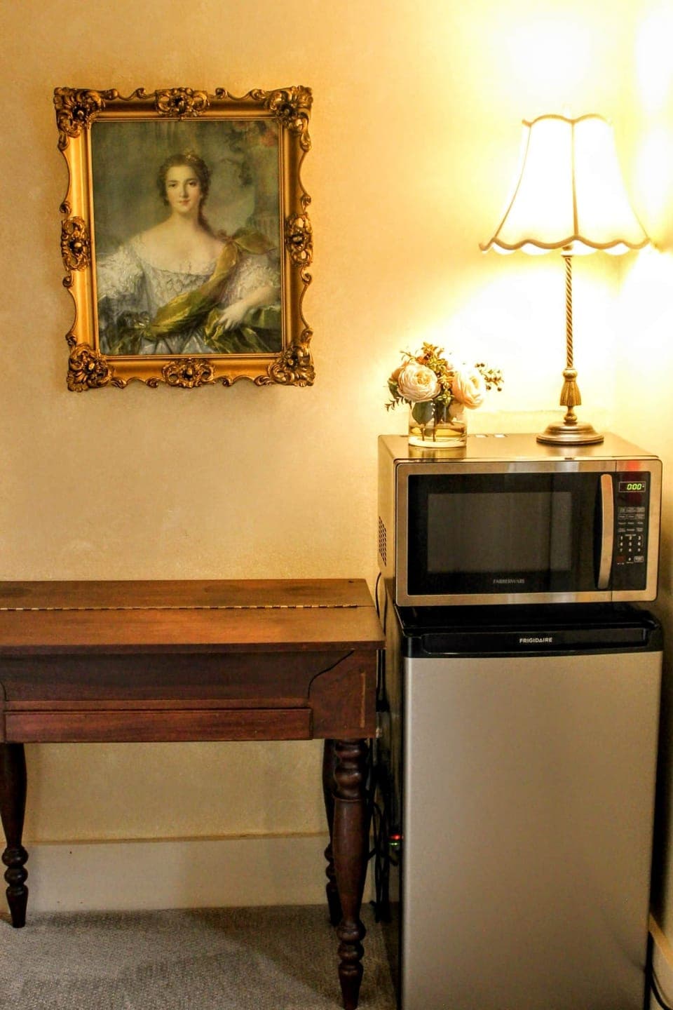 Common area for Angeline's, Peter Miller, and Tub Rooms. Private exit to courtyard.