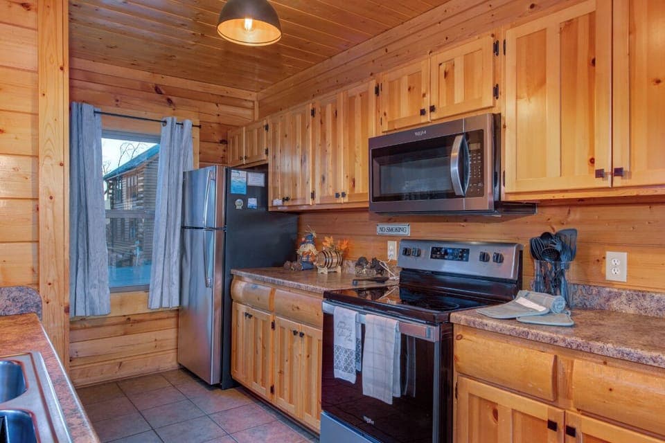 Tennessee Whiskey's fully-equipped kitchen