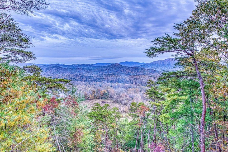 Breathtaking vistas of rolling hills and vibrant fall foliage await you!
