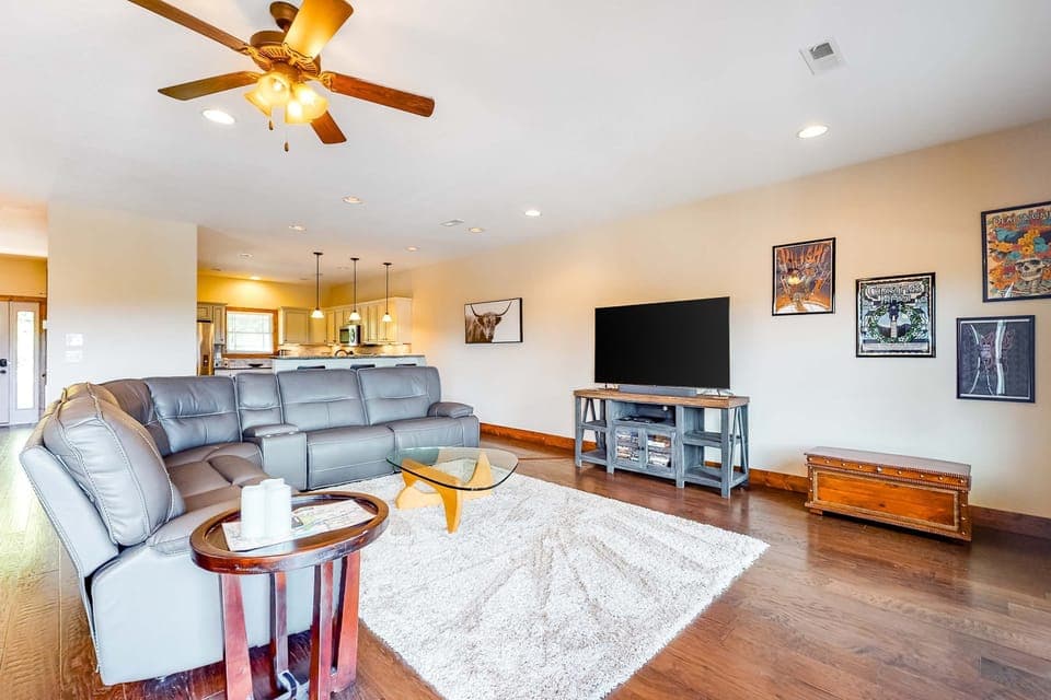 Enjoy bright spaces and stylish decor, perfect for relaxation and entertainment!