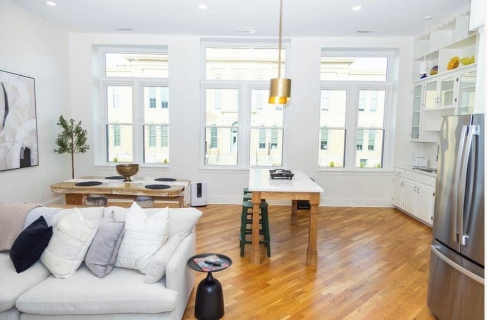 Amazing large Great Room directly overlooks the iconic Springfield Courthouse