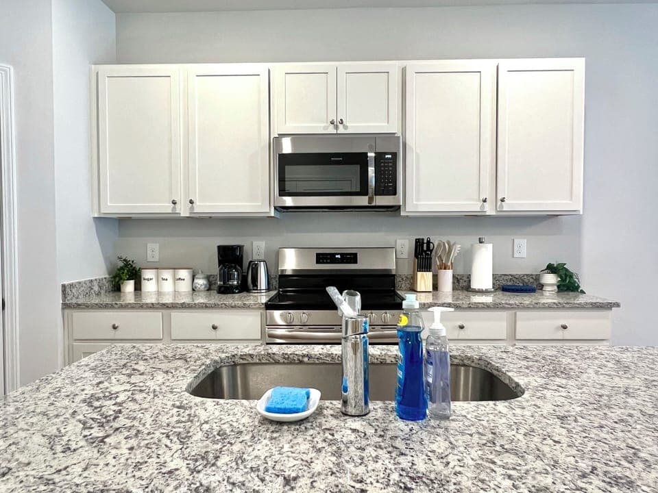 Full kitchen