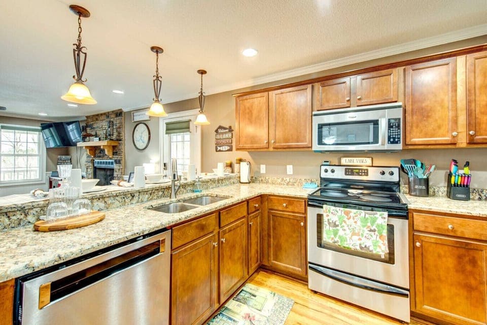 Modern Kitchen | Stainless Steel Stove, Granite Counters & Pendant Lighting