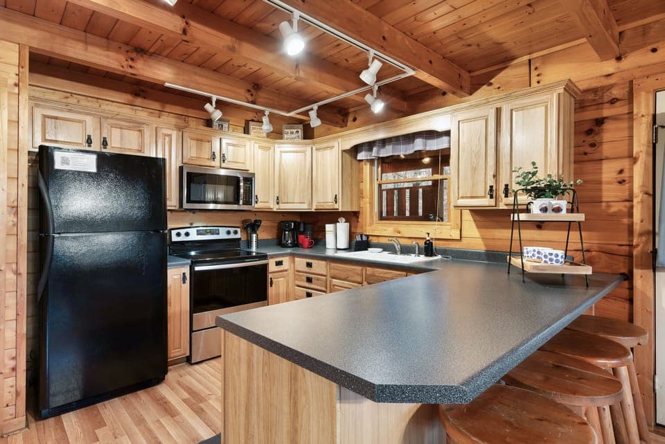 Fully stocked kitchen with seating for 4 at the countertop bar