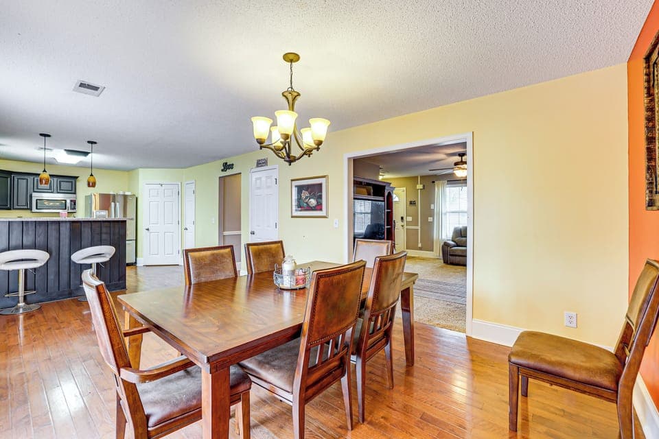 Main Dining Area | Dishware/Flatware Provided | Main Level