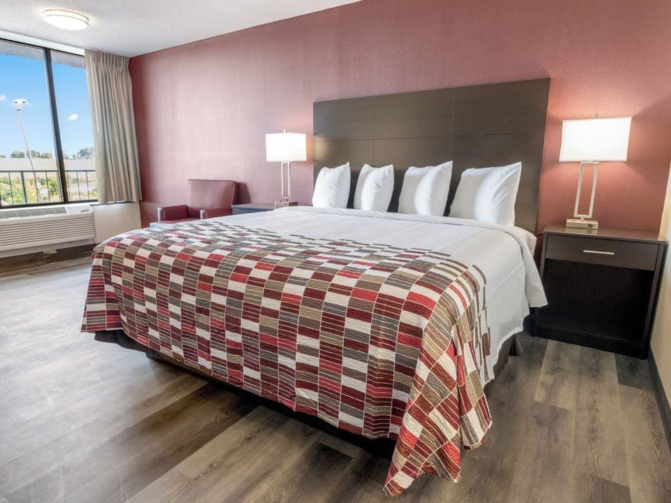 Stretch out on a king bed with calming daylight.