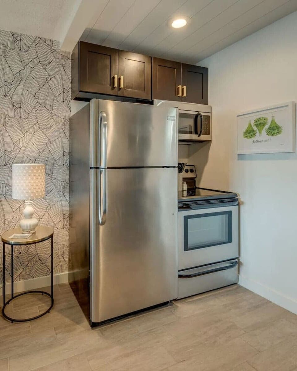 Prepare your favorite dishes with a fridge and oven.