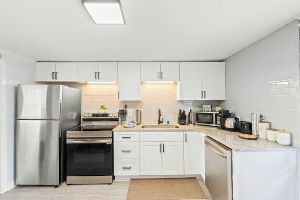 All modern appliances to make meal preparation a breeze.
