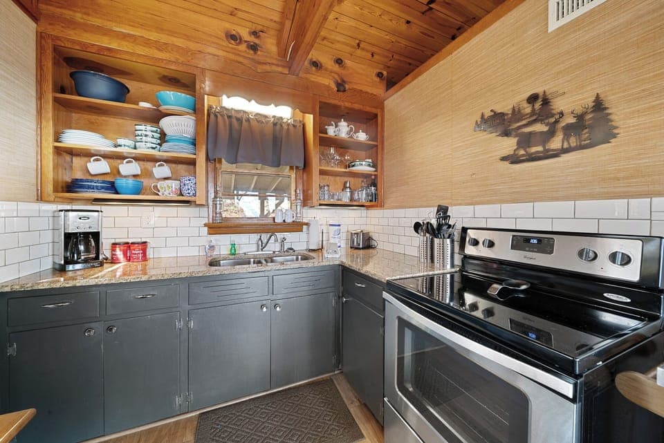 Ceramic Stove Top - Please Note - There is no Dishwasher