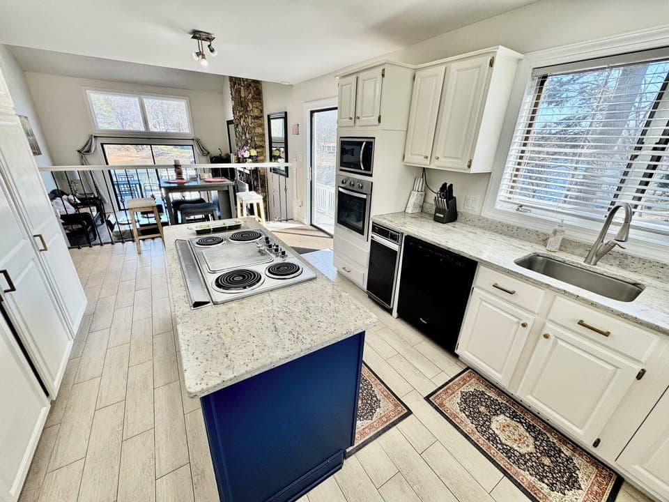 Kitchen fully loaded, and access to the huge deck facing the lake