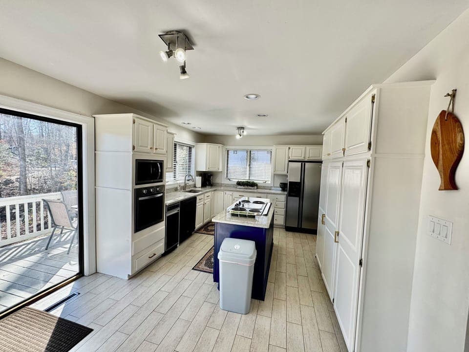 Kitchen fully loaded, and access to the huge deck facing the lake