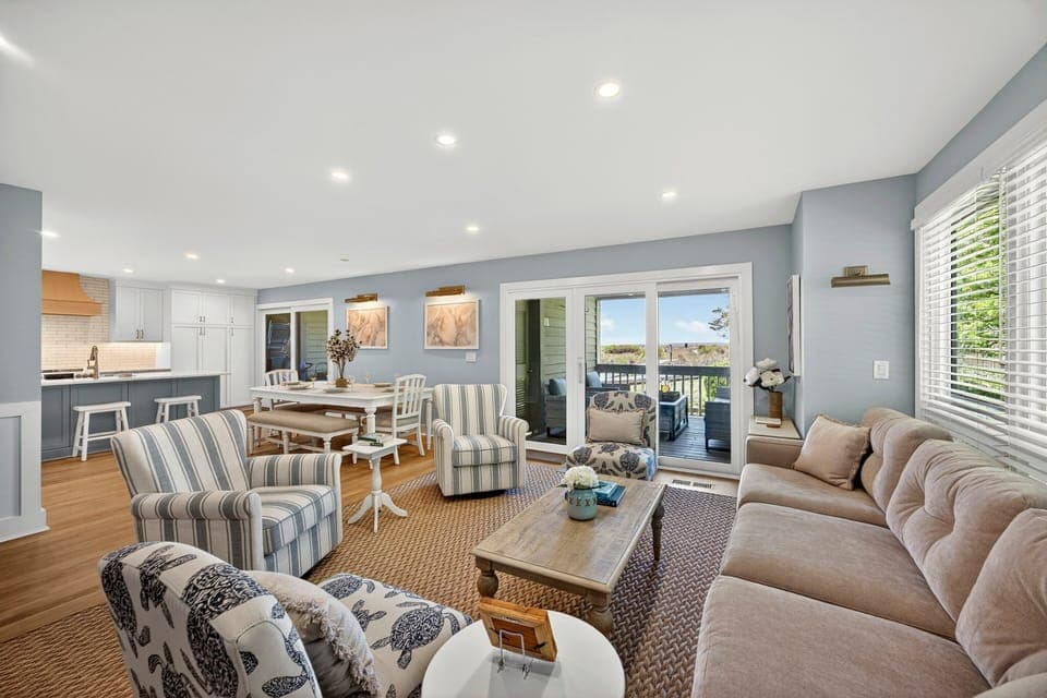 Fully renovated space - comfortable with ocean views!