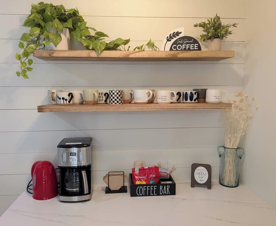 Feel at home with our starter kit of ground coffee, hot cocoa, teas and sugars. 