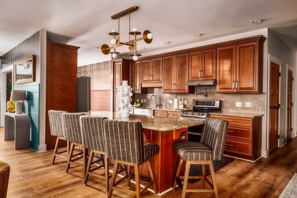 Gather at the granite island, pour a drink, and spread out your charcuterie while the chef in your group works their magic in this warm, wood-paneled kitchen.