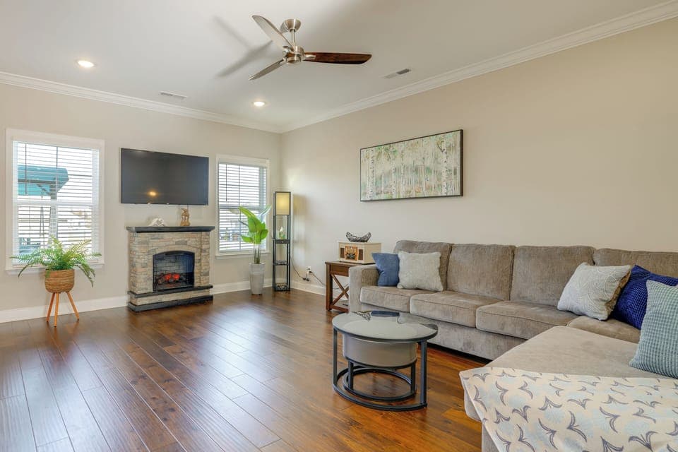 Cleveland Vacation Rental | 2BR | 2.5BA | 1,440 Sq Ft | Stairs Required