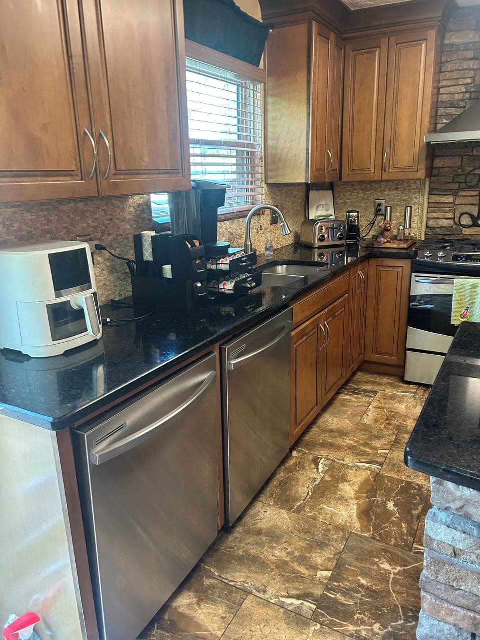 Double dishwashers Keurig, starter coffee pods and creamer will be provided
