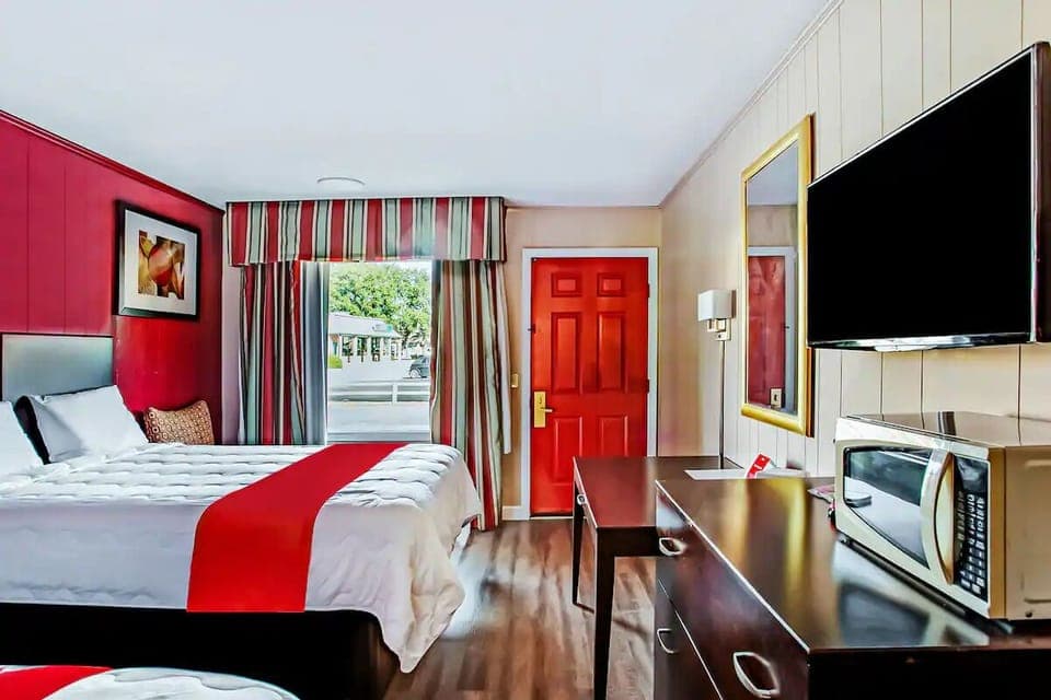 Come and go easily, then lounge in bright, airy comfort.