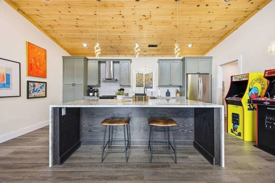 The heart of the home, now in full flavor mode. Whether it’s coffee in the morning, cocktails at sunset, or cookies fresh from the oven, this kitchen makes every moment deliciously memorable.
