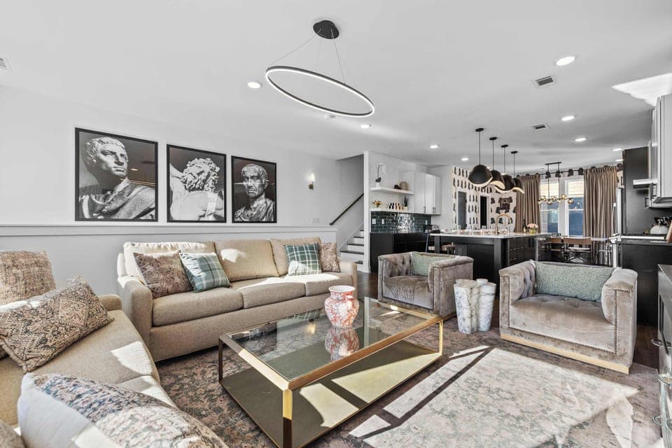 Spacious Living Area with Smart TV, Sleeper Sofa, Desk Nook + Stunning Views of Nashville