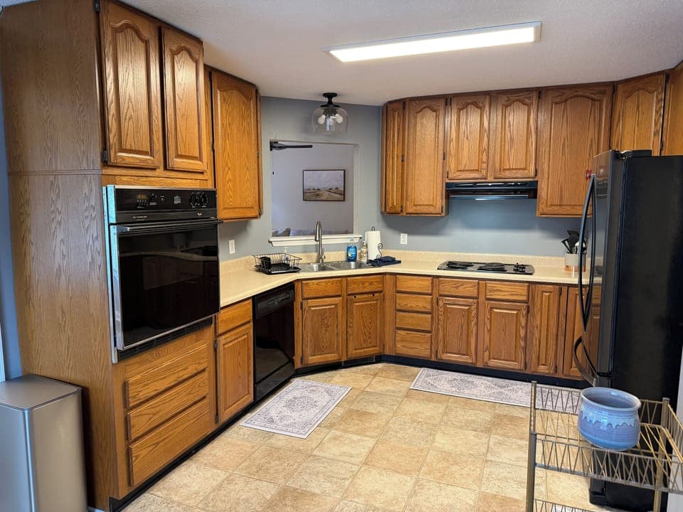 Well, equipped, large kitchen with blenders, toaster, pots, utensils