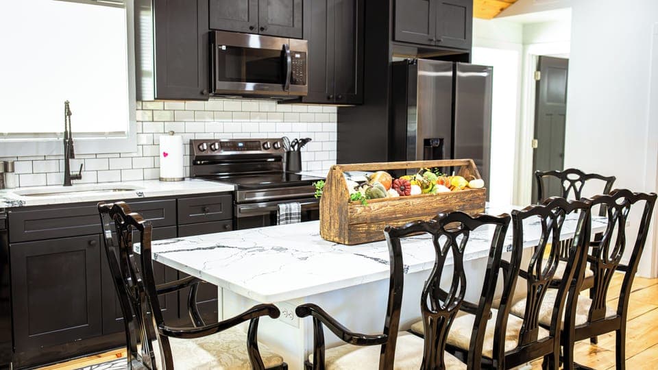 Kitchen / island w/ 5 chairs