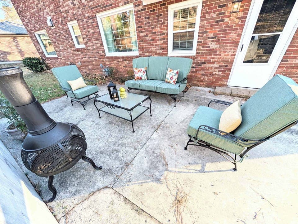 Lounge, sip coffee, or dine alfresco in our charming outdoor patio. 