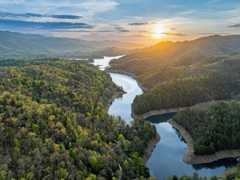 Stunning Views: Bask in breathtaking mountain and lake vistas at sunset! Your nature escape awaits!