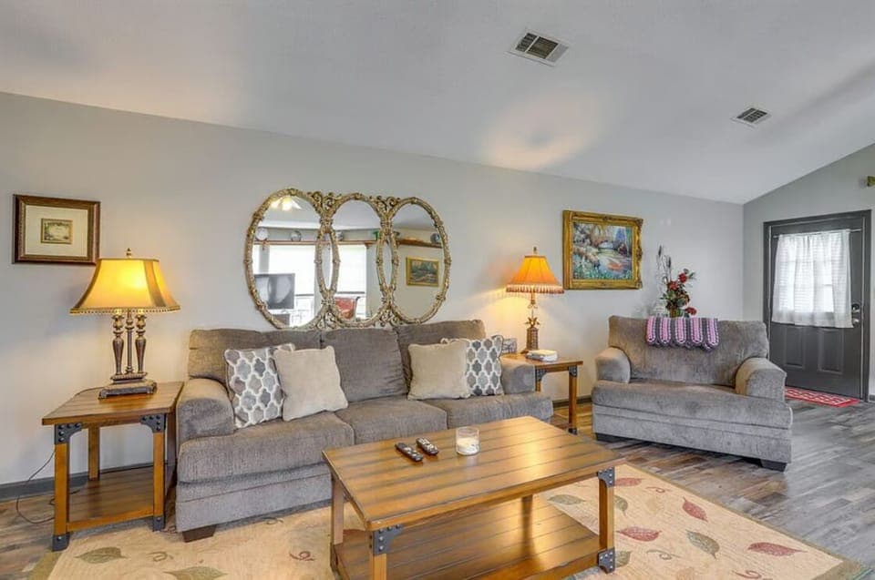 Peaceful 3BR 2.5BA Retreat Near The Marina With Pool And Outdoor Living Cabin in Lake Oconee