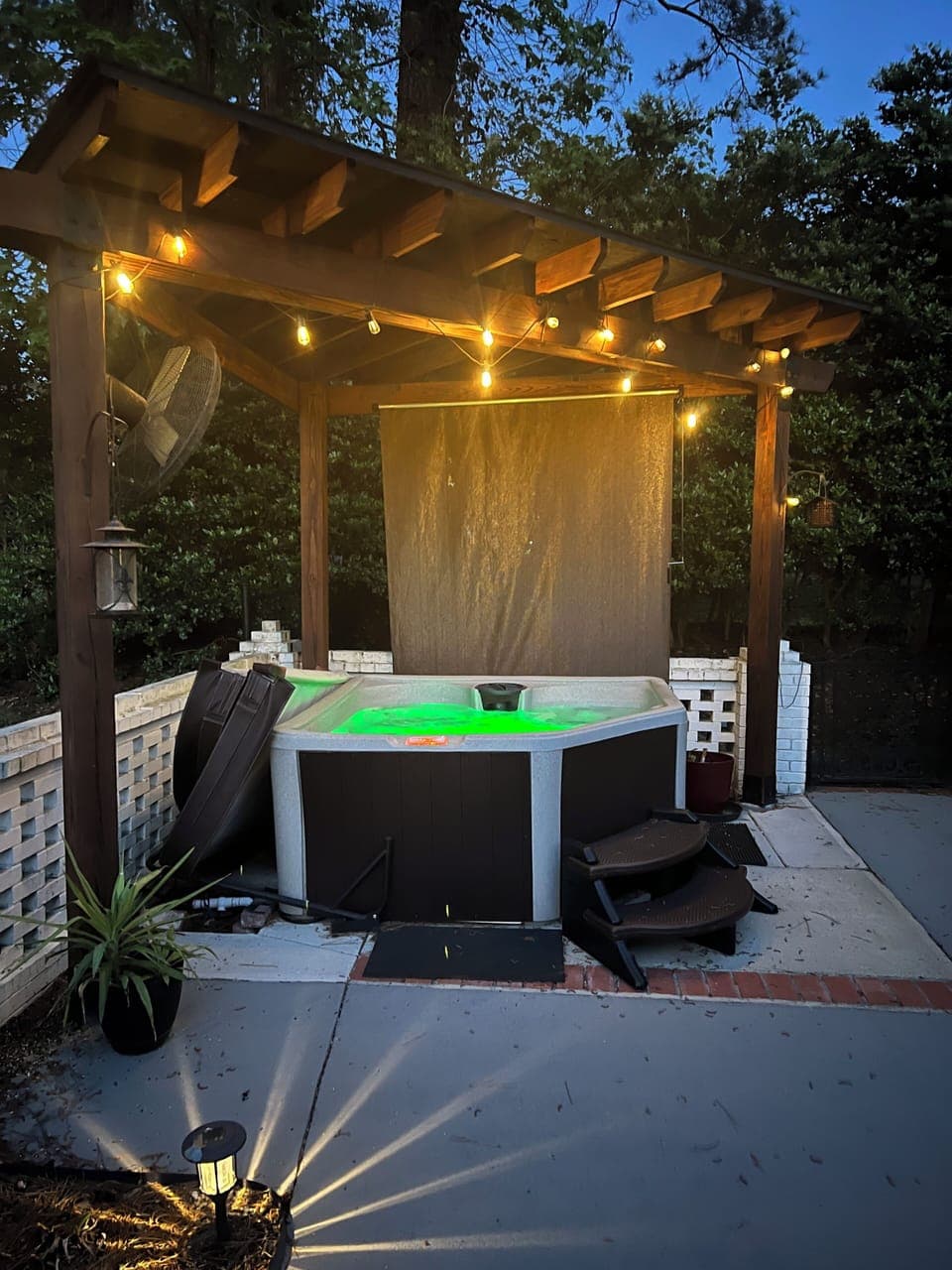 Outdoor spa tub