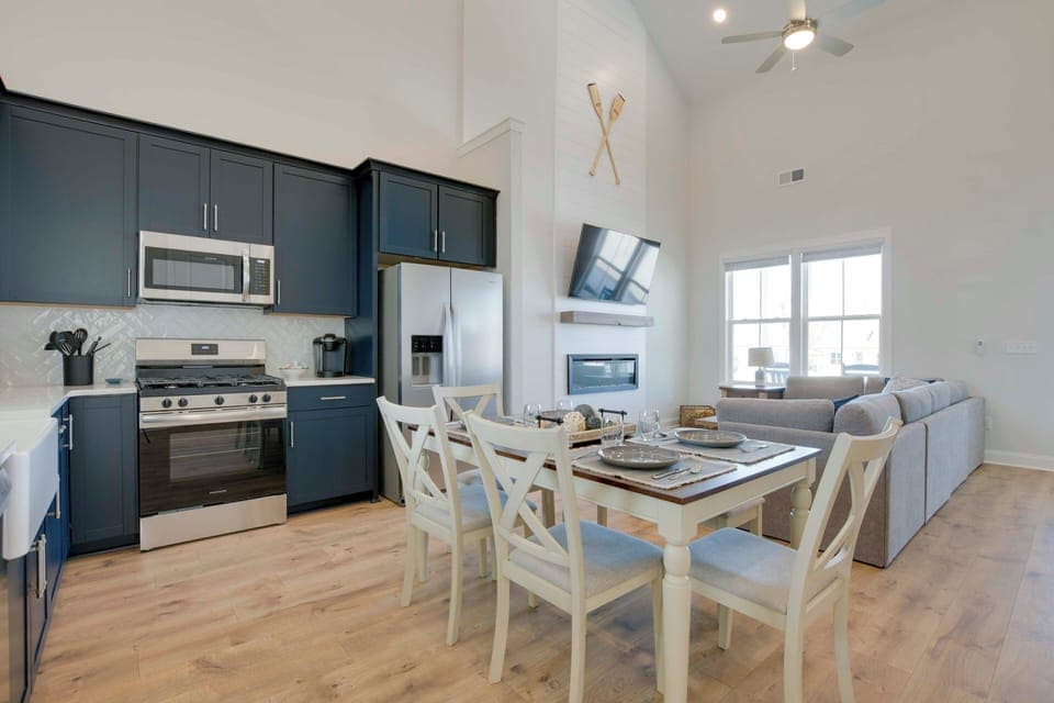 Dining Area | Dishware/Flatware Provided | 1st Floor