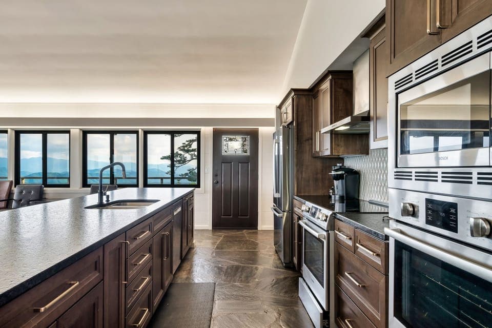 Gourmet Kitchen w. Stainless Steel Appliances - Lodge