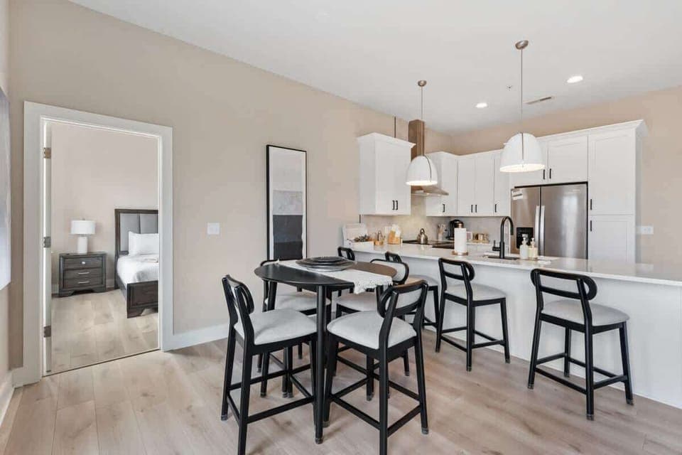A welcoming space to enjoy breakfast, lunch, or dinner.