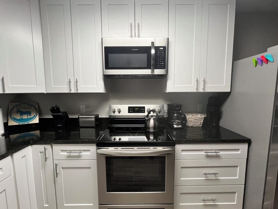 Knives, tea pot, toaster, 2 coffee makers