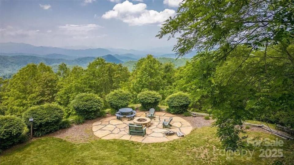 Outdoor Lounge: Gather around the fire pit and soak in stunning mountain views and vibrant greenery!