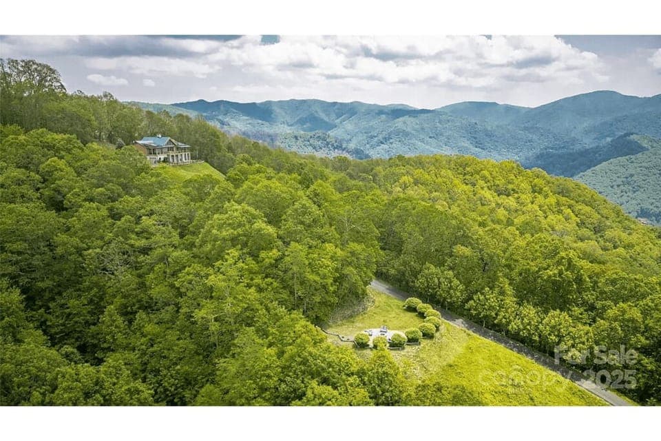 Mountain Retreat: Breathtaking views and lush greenery await just outside your door!