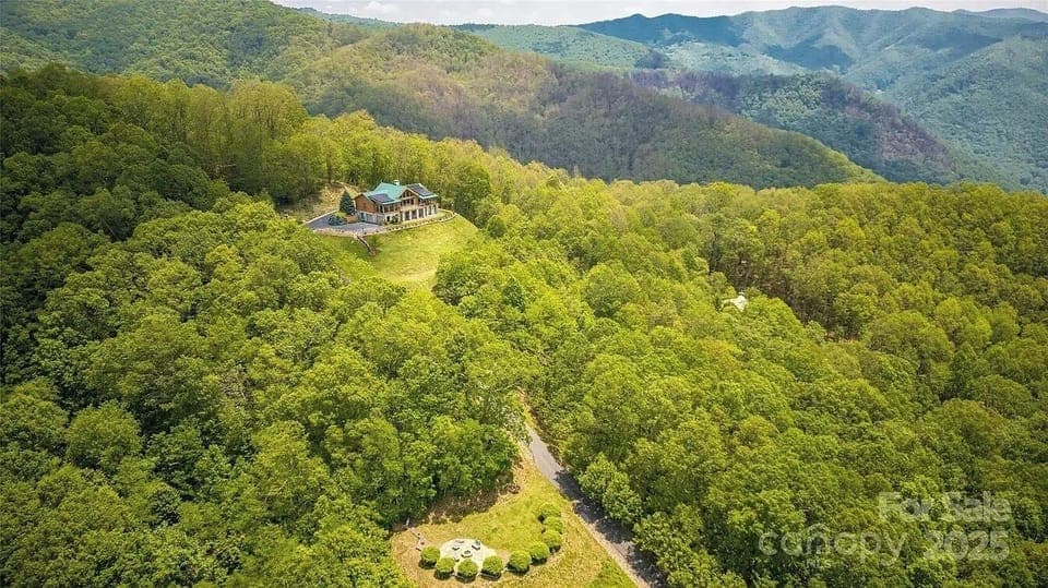 Majestic Hideaway: Embrace breathtaking mountain vistas and verdant tranquility from your retreat!